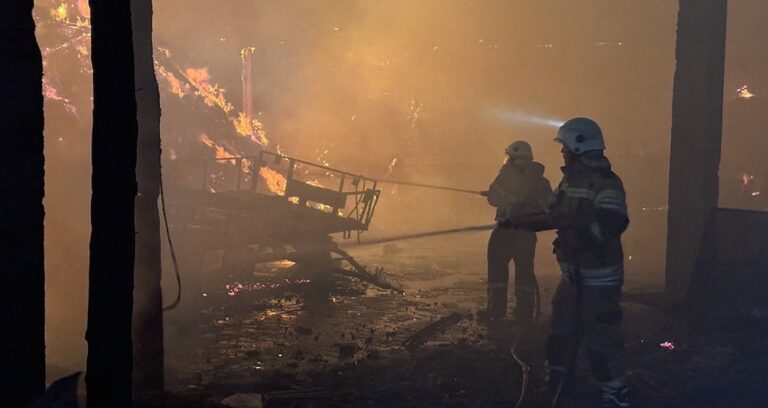 korkutan yangin evleri samanliklari ahirlari alevler sardi ix979mYQ