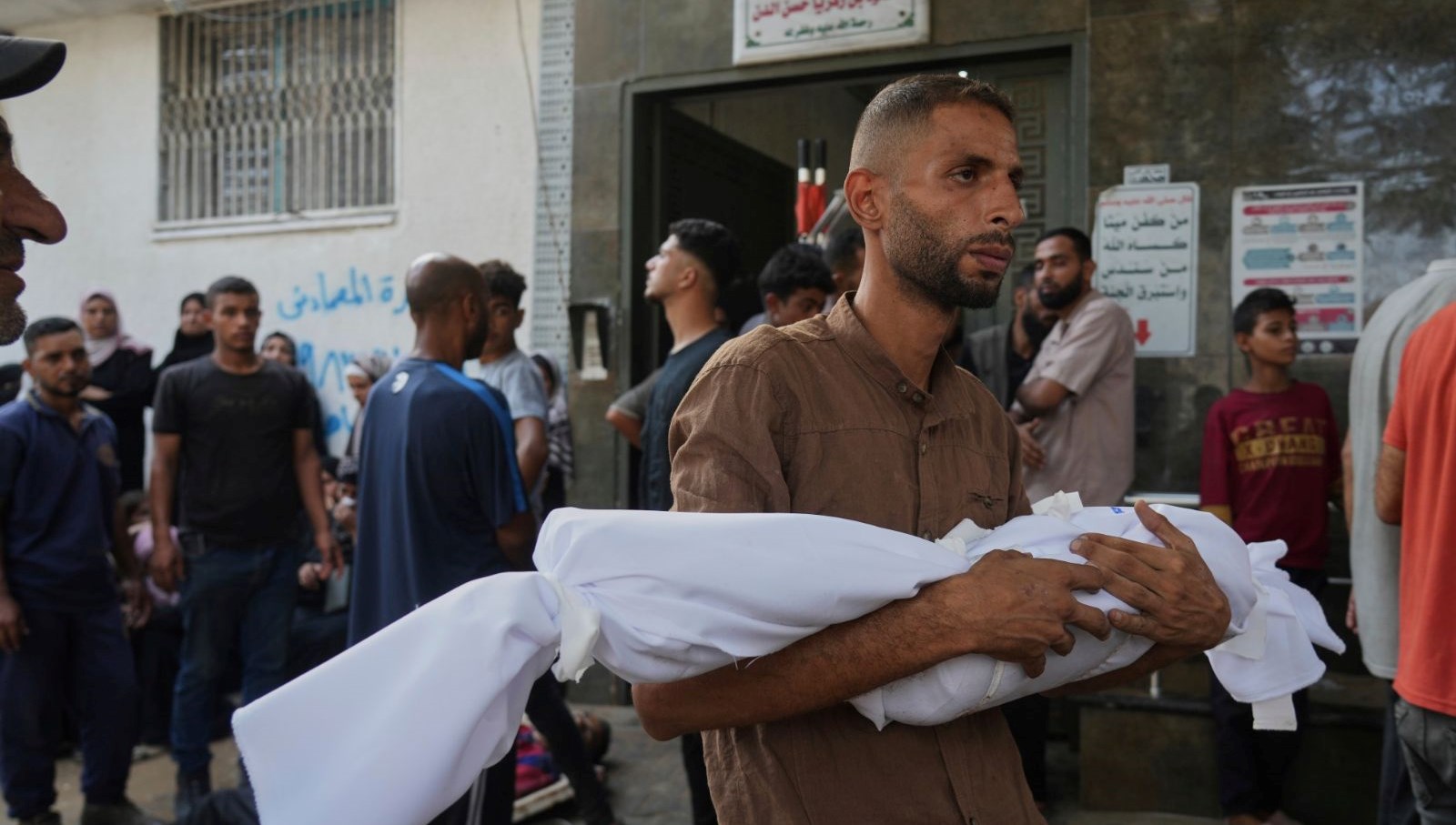 gazzede saglik felaketi yataklarini bile evden getiriyorlar JiQCMple