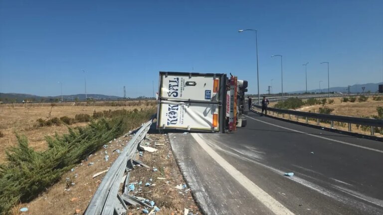 orhangazide tir devrildi surucu yarali gBUCMiXT