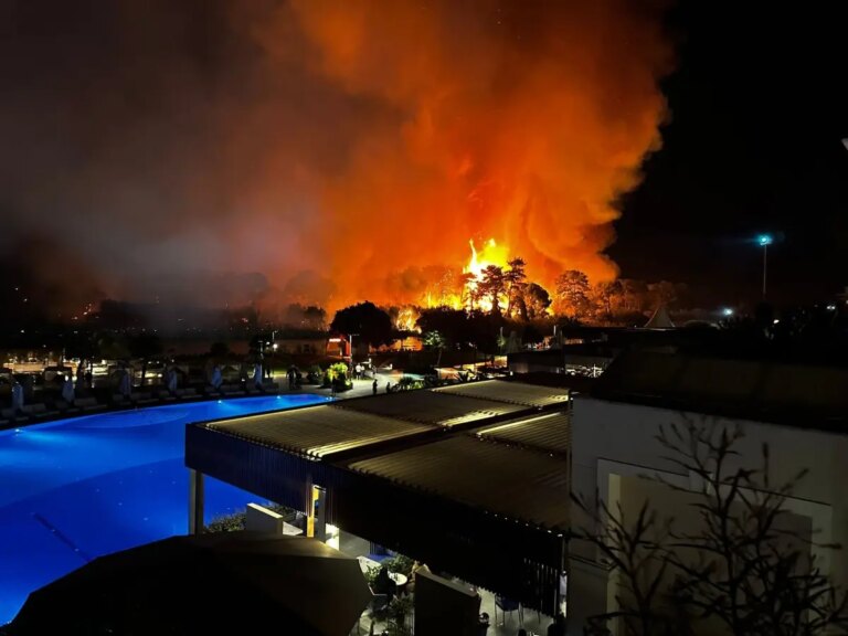 orman yangini nedeniyle otel tahliye edildi dC8pkNSb