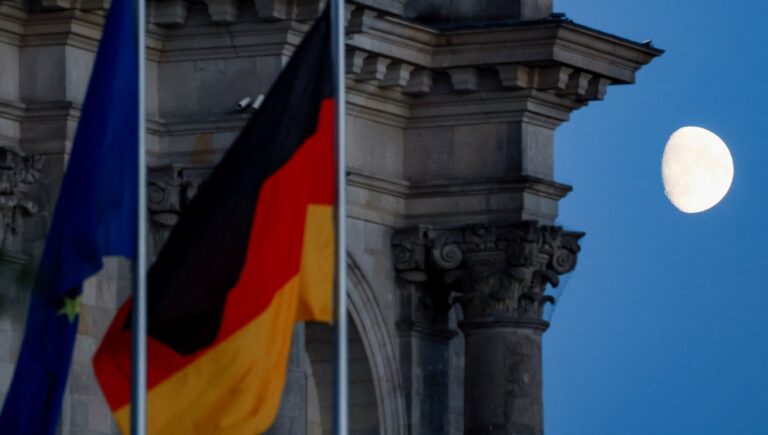 son dakika berlinde arac kalabaliga daldi cok sayida yarali var Sy8p4ynT