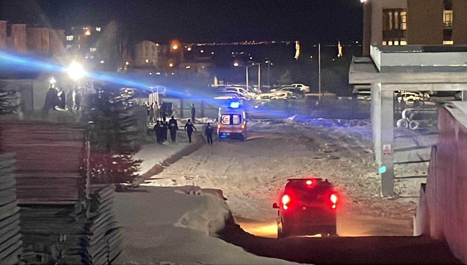 iscilerin yuksek sesle konusma kavgasi kanli bitti 1i agir 4 yarali BKsTbZWW