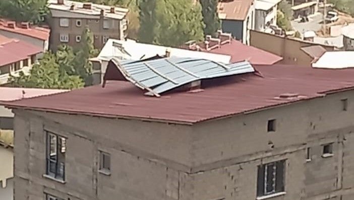 meteoroloji uyarmisti firtina catilari ucurdu EhrXQS8V.jpg