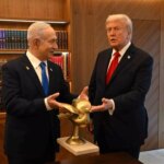 netanyahu trumpa altin guvercin hediye etti LrkkVuRB.jpg