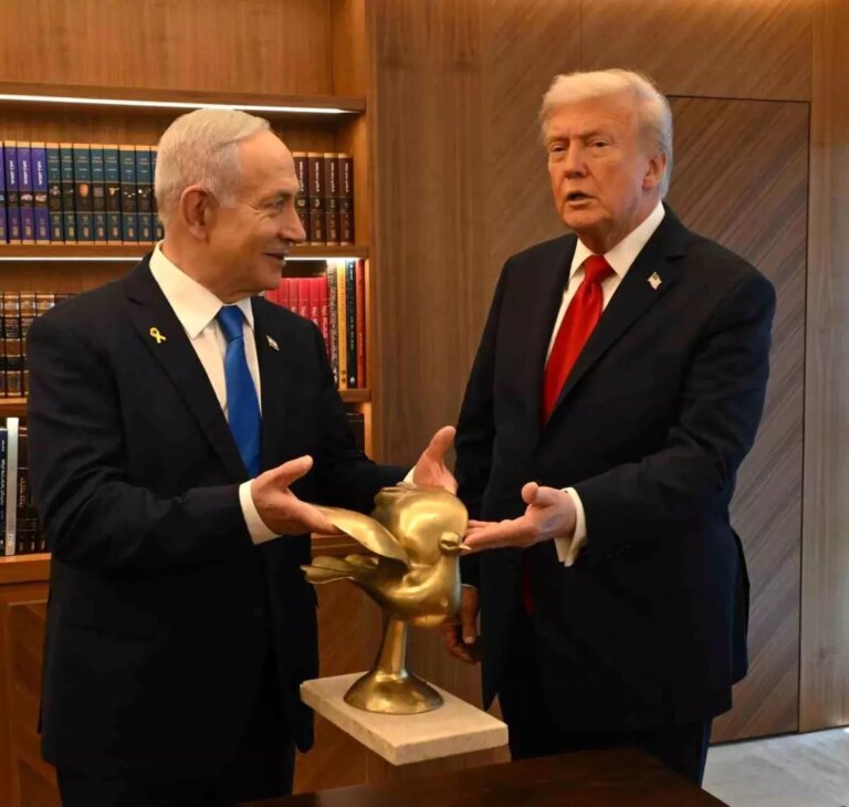 netanyahu trumpa altin guvercin hediye etti LrkkVuRB.jpg