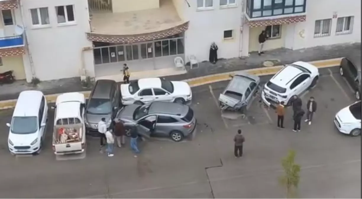 sivasta yagmurlu havada kontrolu kaybeden arac park halindeki 5 araca carpti elQ18E9x.jpg