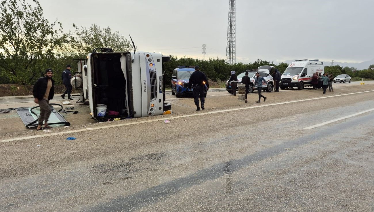 tarim iscilerini tasiyan midibus devrildi11 yarali 1vxggEDL.jpg