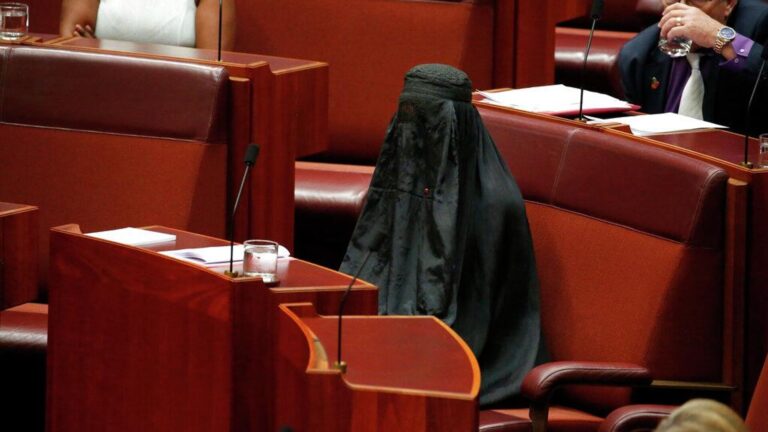 avustralyali-senator-burka-giydigi-protesto-nedeniyle-parlamentodan-men-edildi-hHhHnJvY.jpg