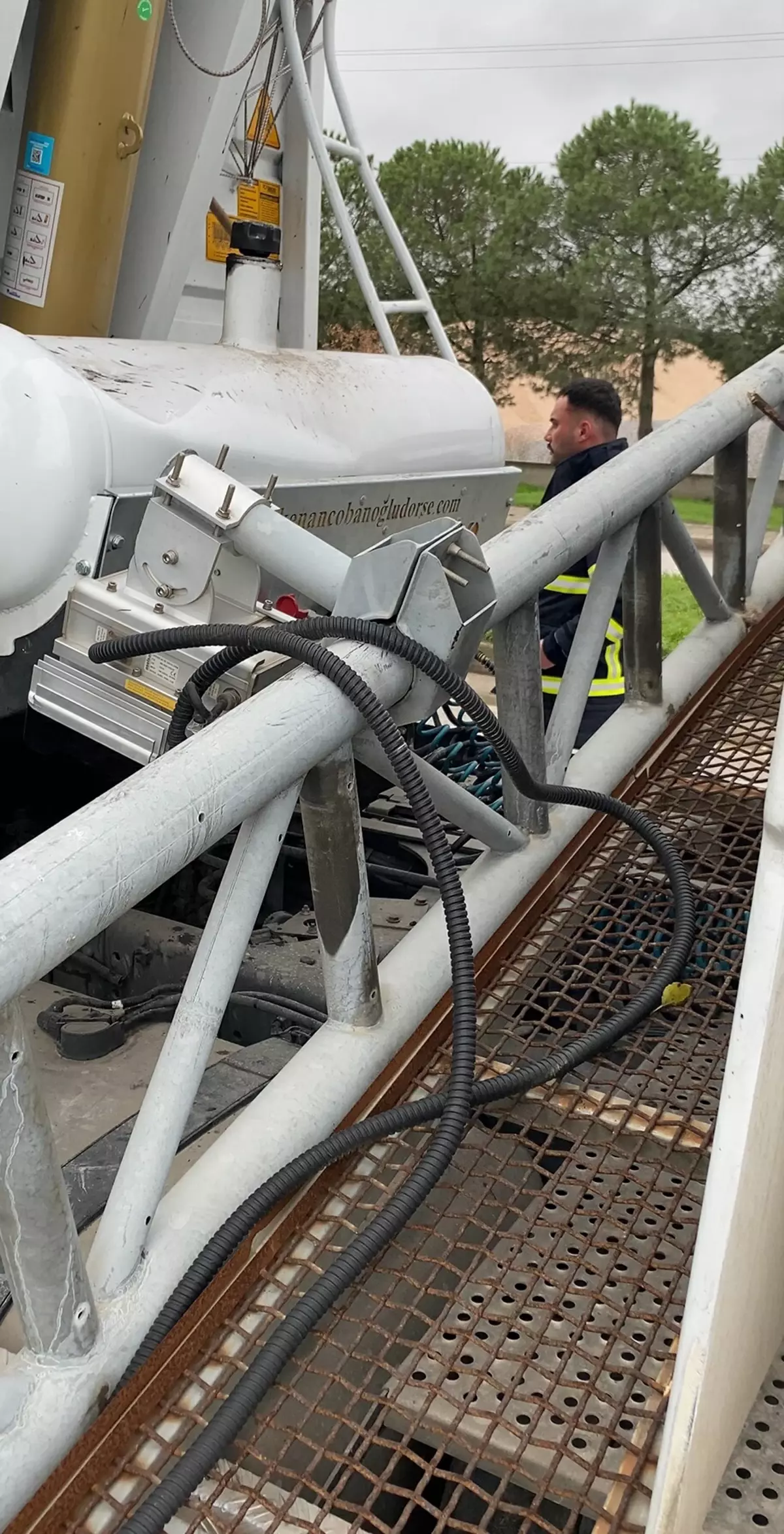 canakkalede tir diregi devrildi M94KrQQ3.jpg