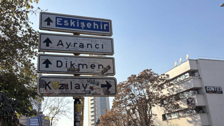 cankayada genclerin asilarak fotograf cektirdigi tabelaya koruma tuEK4u3u.jpg