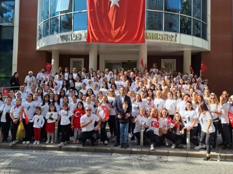 cumhuriyetin 102 yili sari zeybek ile kutlandi NzNwdGfJ.jpg