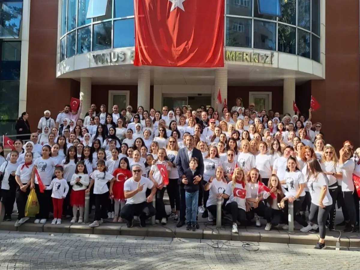 cumhuriyetin 102 yili sari zeybek ile kutlandi NzNwdGfJ.jpg