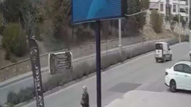 elazigda kontrolden cikan arac yan yatti kWfGGQci.jpg