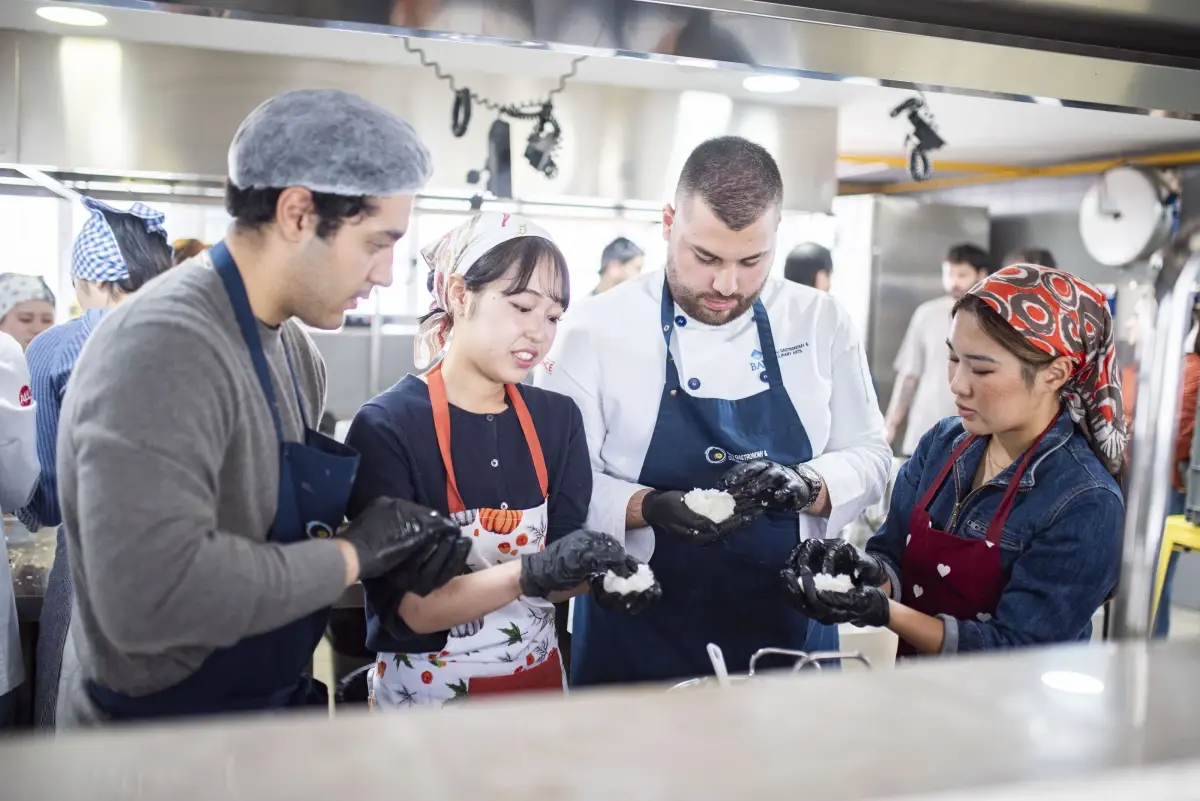 japon ogrenciler turk mutfagini ogreniyor 59Q3srv6.jpg