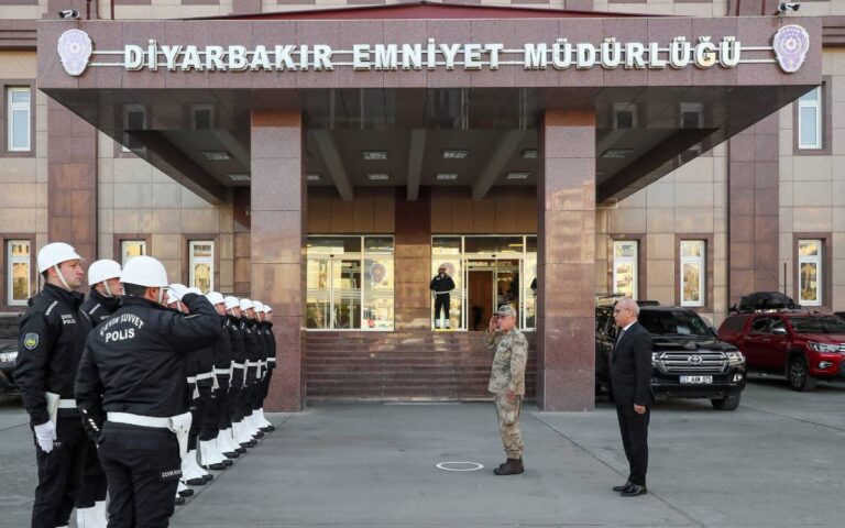 diyarbakir-emniyetine-saldiri-girisimi-10-gozalti-6-kisi-araniyor-ceQBVAF7.jpg