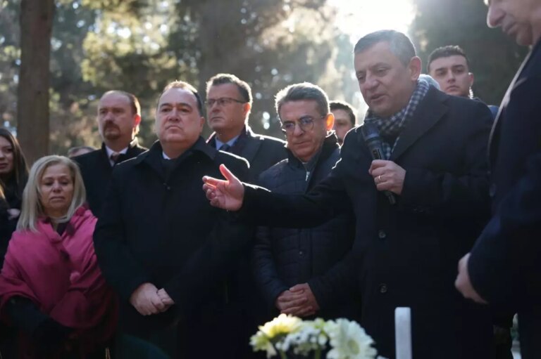 ozgur-ozel-ekicinin-mezari-ni-ziyaret-etti-TaAcy2VJ.jpg