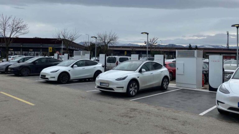 tesla-izmitte-supercharger-istasyonu-acti-GTIkMxKp.jpg