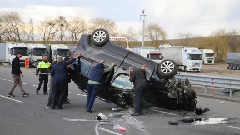 erzurumda-hafif-ticari-arac-otomobile-carpti-yaralilar-var-3JEimBCw