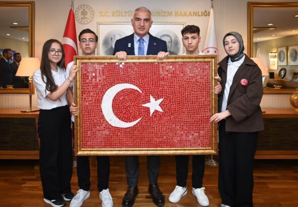 bakan-ersoy-19-mayista-genc-sanatcilari-bakanlikta-agirladi-Ig8Md52q