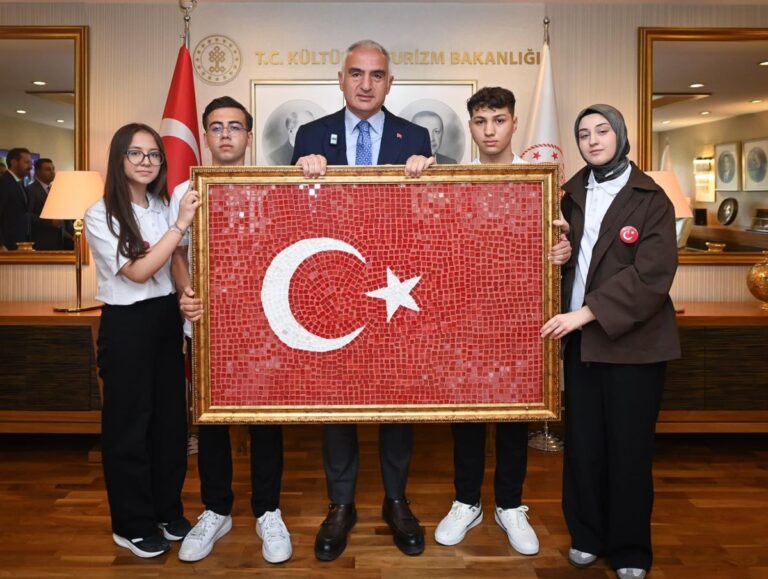 bakan-ersoy-19-mayista-genc-sanatcilari-bakanlikta-agirladi-Ig8Md52q