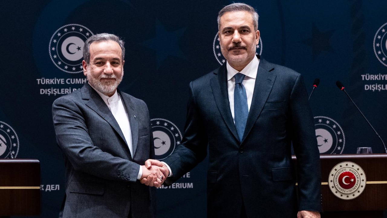 bakan-fidan-ile-iranli-mevkidasi-arakci-telefonda-son-gelismeleri-gorustu-Cwl4NIVq