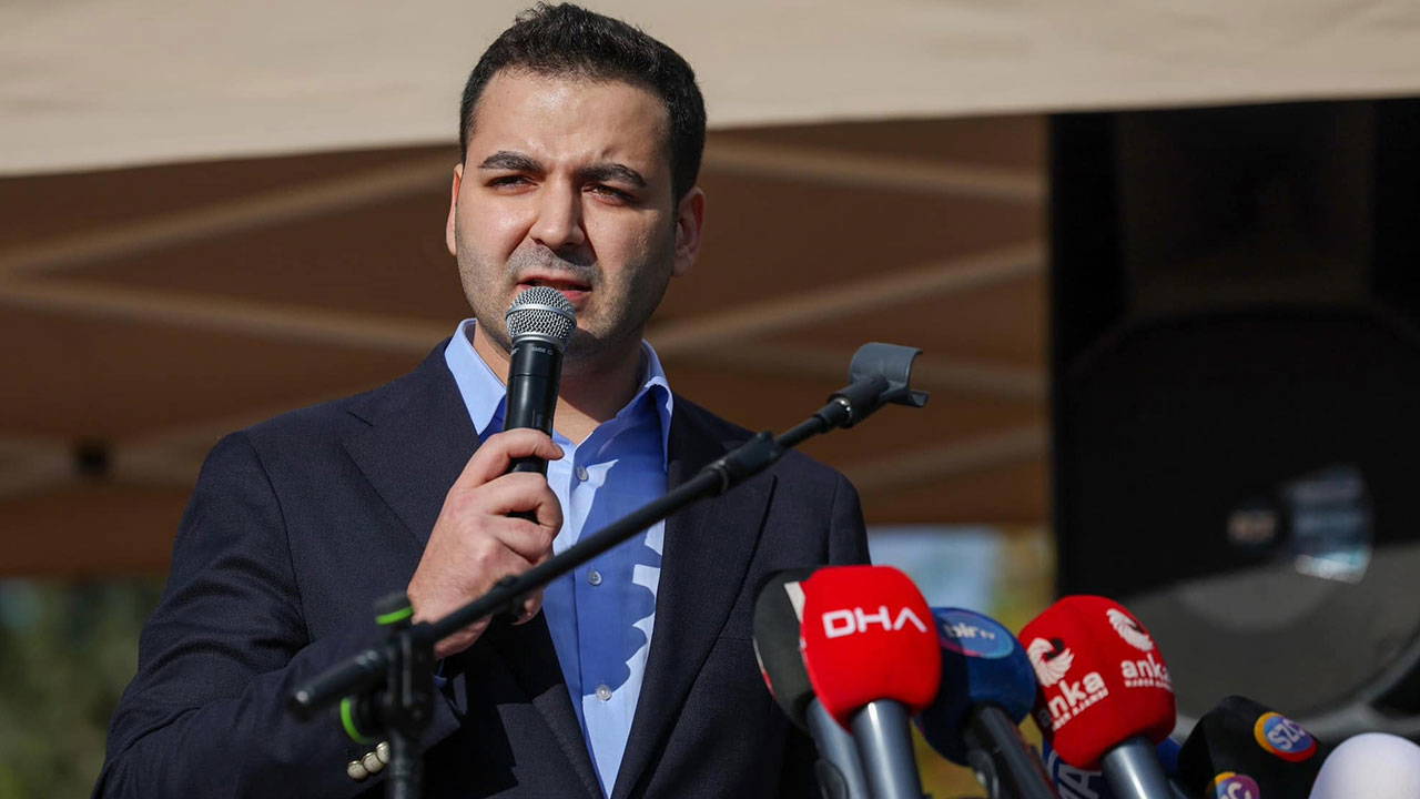 chpli-cem-aydindan-akpnin-genclik-bulusmasina-tepki-bedava-senlik-var-diye-arabalara-doldurup-PxSs5Gl1