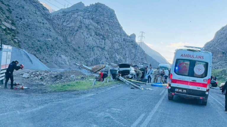 dugun-donusu-gelen-aci-haber-hakkari-cukurca-yolunda-feci-kaza-1-olu-3-yarali-lETczeY2