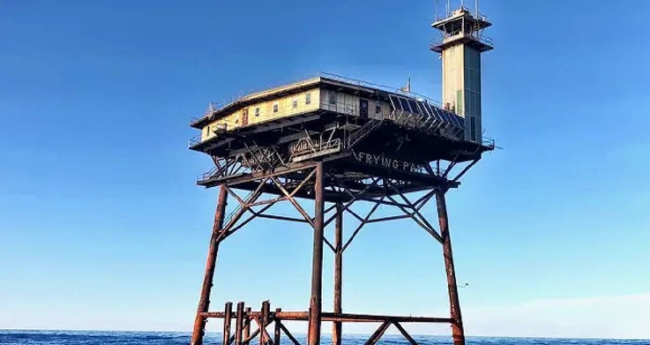 etrafi-kopekbaliklariyla-cevrili-otel-sadece-helikopterle-gidilebiliyor-F8nGuUWO