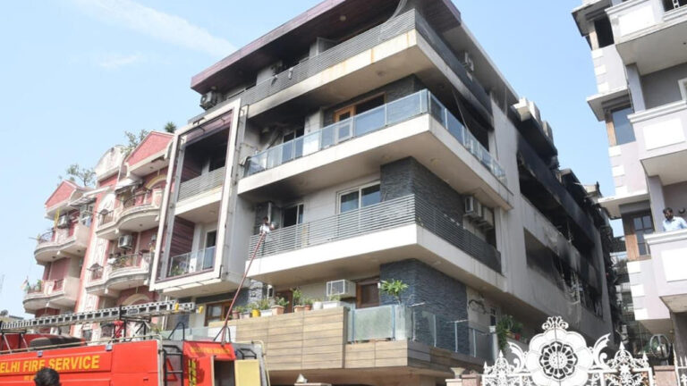 hindistanda-apartmanda-yangin-hayatini-kaybedenler-var-lKlyf3nv-1
