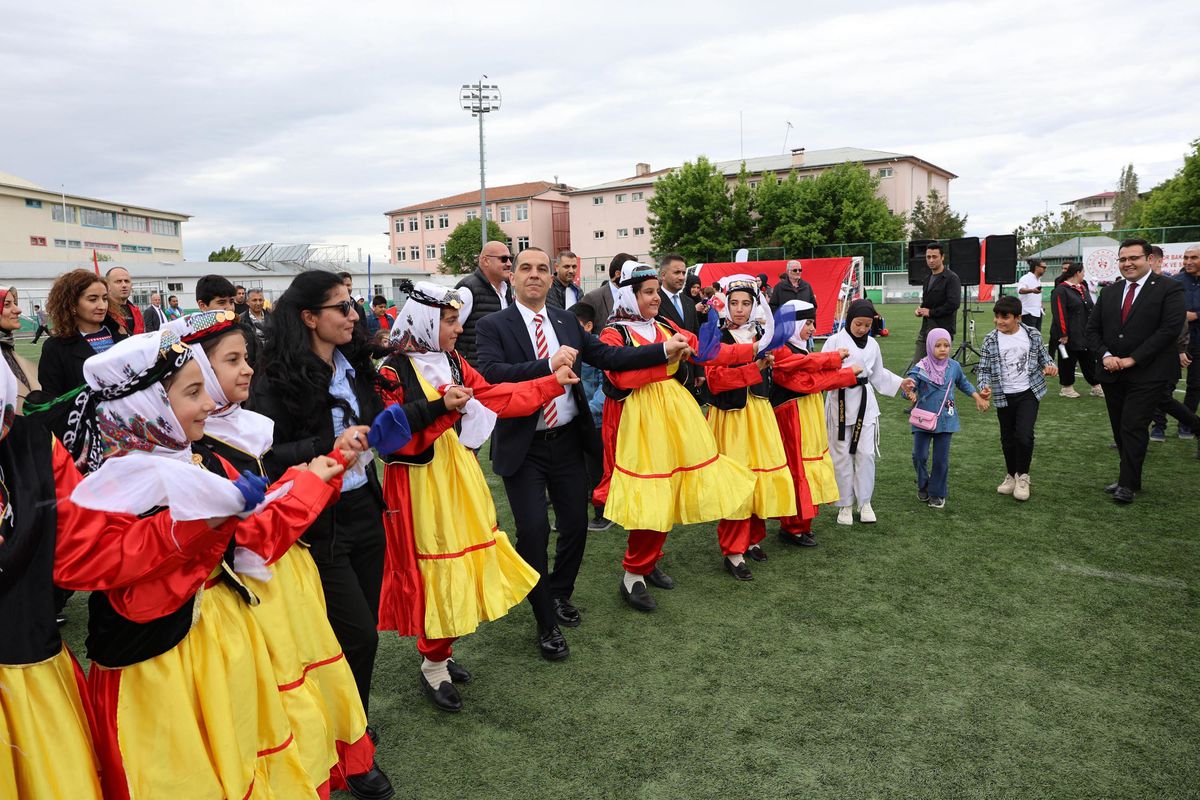 igdirda-19-mayis-coskusu-vali-tasolar-genclerle-halay-cekti-7y2WnVYA