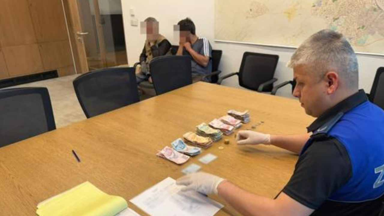 iki-dilencinin-uzerinden-4-bin-lira-cikti-YgpgEZHg