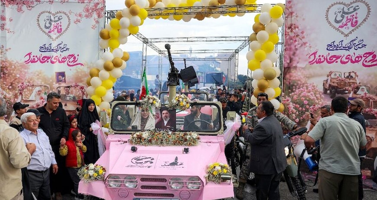 iranlilar-beklenen-abd-saldirisindan-once-son-dugunleri-yapti-SD847B5W