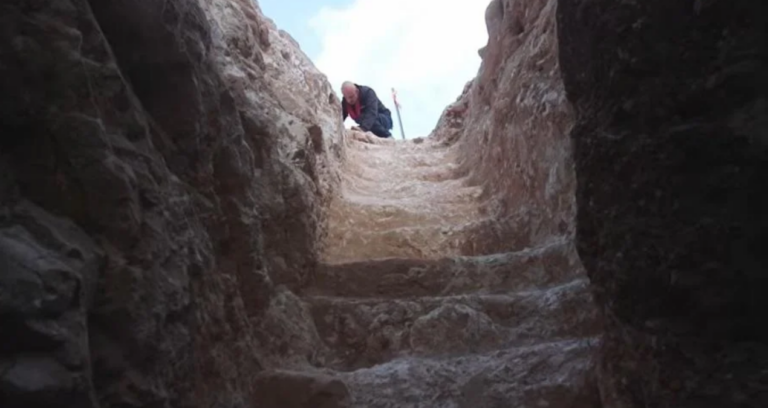 kayanin-tam-ortasina-tunel-oymuslar-KHU7vGhE