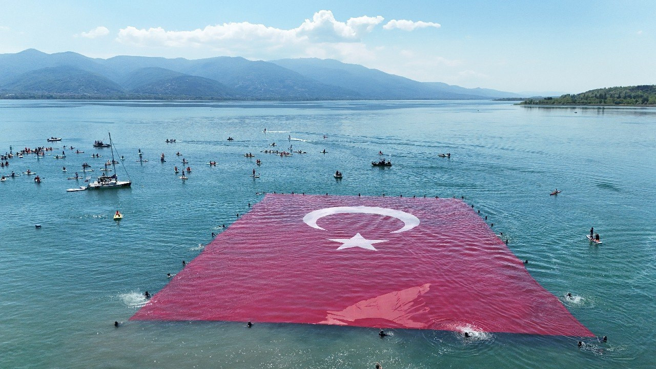sapanca-golunde-dev-turk-bayragi-acildi-BBrKJxf6